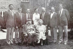 Mary and Tom Turney with their daughter and sons, 1985 (L R Edmund, George, Paul, Ruth, James, William, Andrew